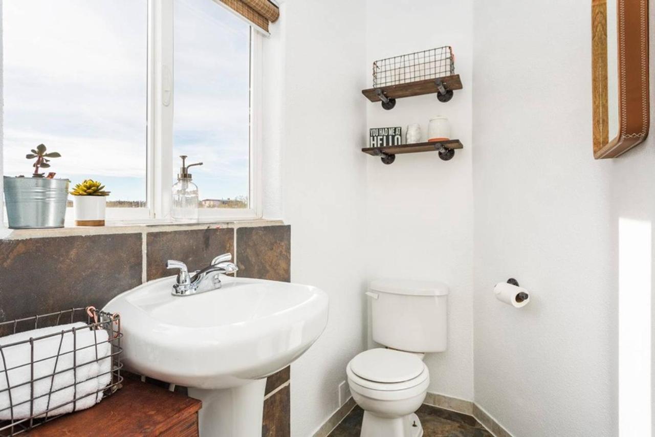 Villa The Farmhouse Retreat: 5 Acres, Hot Tub, Sleeps 10, Ac Joshua Tree Exterior foto